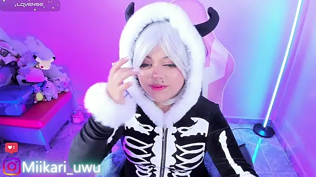 Snapshot of Ahri_Elderwood chatting on November 28, 2025, 3:50 am Ahri Elderwood online show from November 28, 2025, 3:50 am