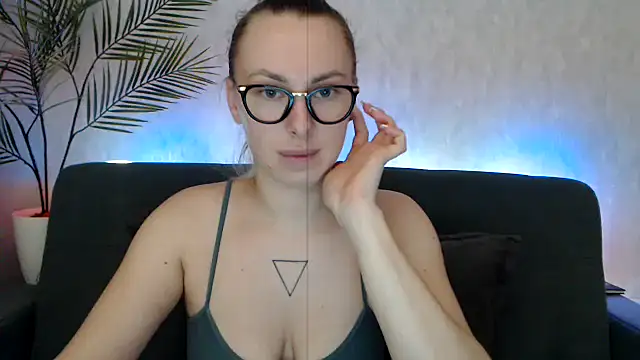 Snapshot of _Leslyy_Solo_1 chatting on October 9, 2025, 6:30 pm Leslyy Solo 1 online show from October 9, 2025, 6:30 pm