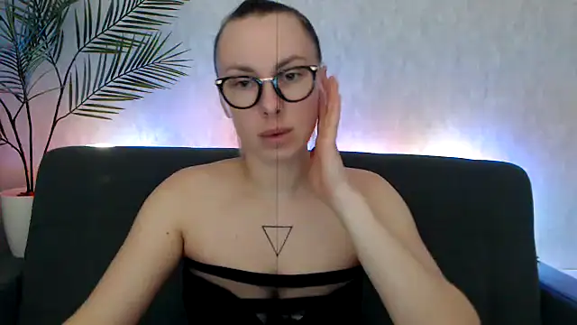 Snapshot of _Leslyy_Solo_1 chatting on October 10, 2025, 3:57 pm Leslyy Solo 1 online show from October 10, 2025, 3:57 pm