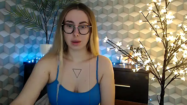 Snapshot of _Leslyy_Solo_1 chatting on October 18, 2025, 6:21 pm Leslyy Solo 1 online show from October 18, 2025, 6:21 pm