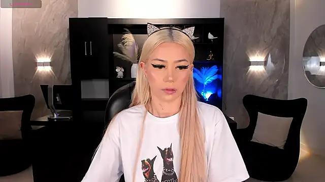 HannaConnor  online show from November 4, 2025, 8:34 pm