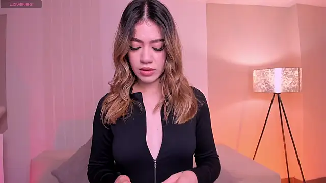 ViolettHansson online show from October 31, 2025, 11:40 am