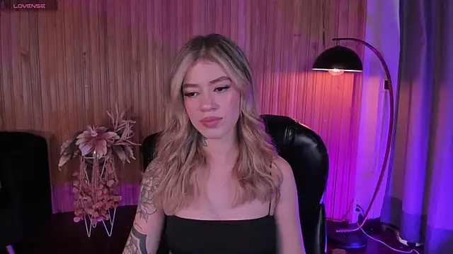 ViolettHansson online show from November 12, 2025, 7:40 pm