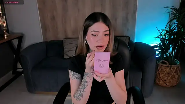 Snapshot of ViolettHansson chatting on March 13, 2025, 9:48 pm ViolettHansson online show from March 13, 2025, 9:48 pm
