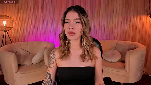 Snapshot of ViolettHansson chatting on September 21, 2025, 5:07 pm ViolettHansson online show from September 21, 2025, 5:07 pm