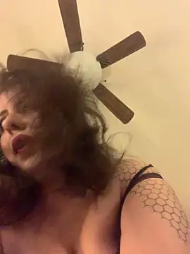 Snapshot of holyeroticss chatting on November 28, 2025, 12:11 am holyeroticss online show from November 28, 2025, 12:11 am