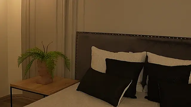 IrisBaker online show from February 6, 2026, 10:17 pm