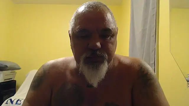 Newfiesausage1972 online show from November 13, 2025, 9:35 am