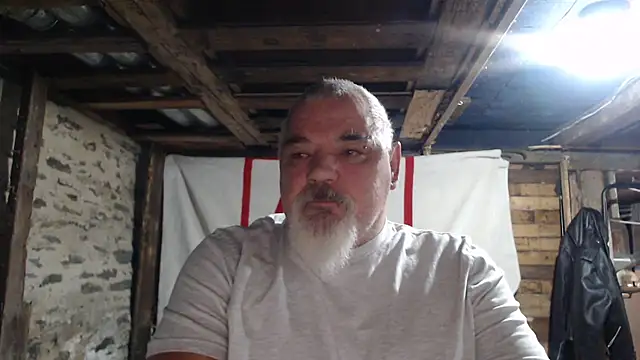 Newfiesausage1972 online show from November 16, 2025, 9:14 am