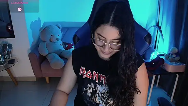 Snapshot of LauraHawkes chatting on March 8, 2025, 4:34 am LauraHawkes online show from March 8, 2025, 4:34 am