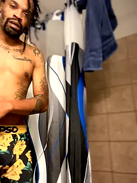 1BeautyN1Beast online show from December 3, 2025, 1:32 pm