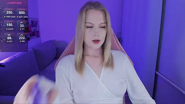 Snapshot of Honey_blonde chatting on November 20, 2025, 10:31 pm Honey blonde online show from November 20, 2025, 10:31 pm