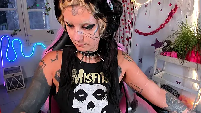 lady sontse  online show from May 13, 2026, 6:59 pm