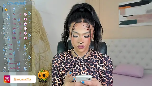 Snapshot of LOISE-XX chatting on October 30, 2025, 8:01 am LOISE-XX online show from October 30, 2025, 8:01 am