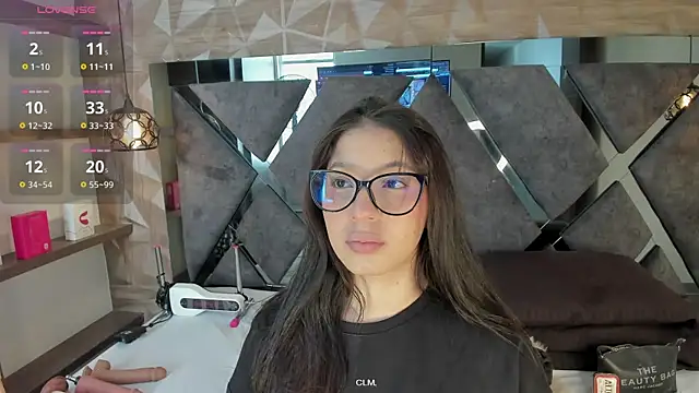 Venus velez  online show from April 10, 2026, 12:23 pm