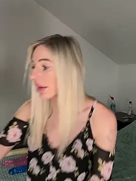 Snapshot of Liana_Lou chatting on February 28, 2025, 10:41 am Liana Lou online show from February 28, 2025, 10:41 am