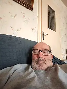 gillou1234 online show from October 31, 2025, 1:41 pm