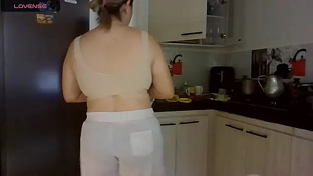 saramartinez1000 online show from February 17, 2026, 5:32 pm