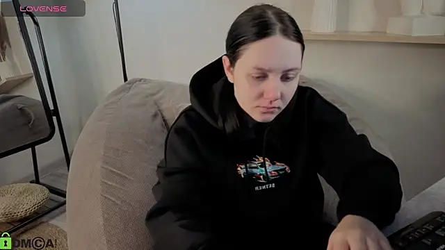 Snapshot of Kvetachka chatting on December 3, 2025, 12:55 am Kvetachka online show from December 3, 2025, 12:55 am