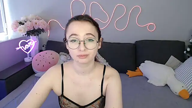 Mini Diva online show from March 10, 2026, 9:35 am