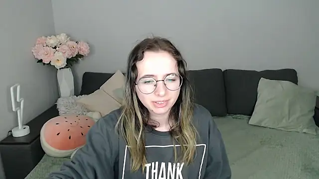 Mini Diva online show from October 18, 2025, 8:05 am