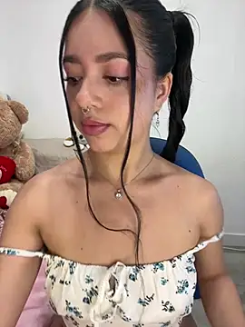 Snapshot of AliceJovovich chatting on January 28, 2025, 5:46 pm AliceJovovich online show from January 28, 2025, 5:46 pm