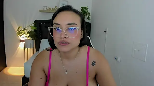 zoe danae  online show from March 4, 2025, 12:01 pm