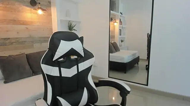 zoe danae  online show from February 27, 2026, 12:27 pm