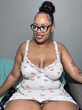 Snapshot of MimiCurves chatting on November 18, 2025, 9:12 am MimiCurves online show from November 18, 2025, 9:12 am