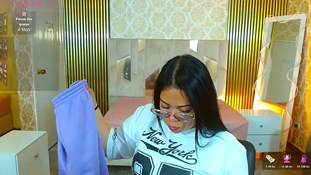 Snapshot of martinna_tay chatting on December 1, 2025, 3:18 am martinna tay online show from December 1, 2025, 3:18 am