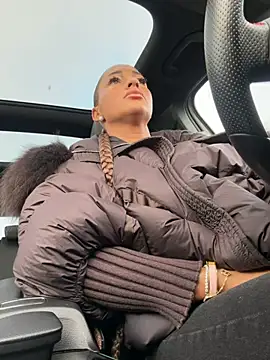 LovingBlondie online show from February 12, 2026, 6:13 am