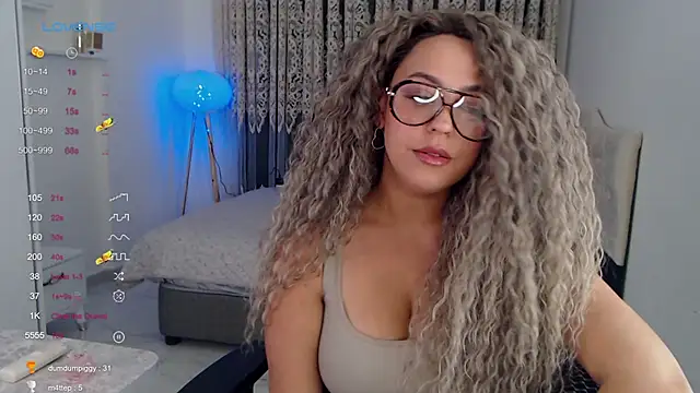 Snapshot of _Just_a_queen_3 chatting on November 1, 2025, 11:37 am Just a queen 3 online show from November 1, 2025, 11:37 am