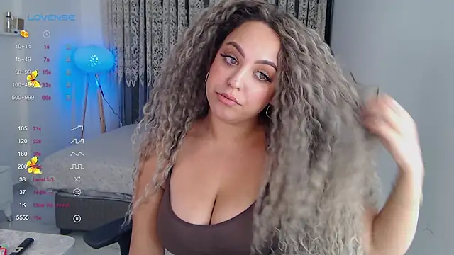 Snapshot of _Just_a_queen_3 chatting on November 7, 2025, 4:11 pm Just a queen 3 online show from November 7, 2025, 4:11 pm