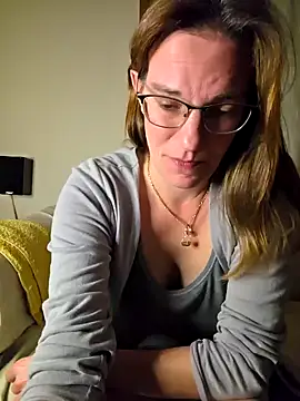 Snapshot of SpiceLea chatting on September 16, 2025, 10:22 pm SpiceLea online show from September 16, 2025, 10:22 pm