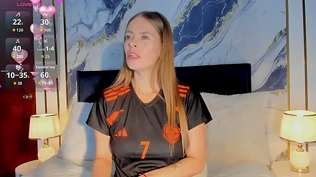 Snapshot of Laurablue chatting on June 23, 2026, 7:34 pm Laurablue online show from June 23, 2026, 7:34 pm