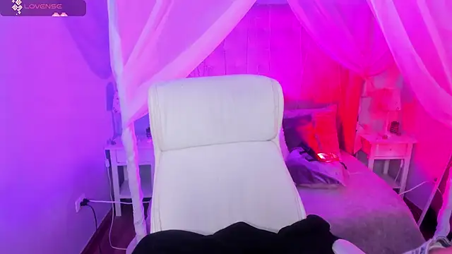 Snapshot of Hanna__Becker_ chatting on February 26, 2025, 3:35 am Hanna  Becker  online show from February 26, 2025, 3:35 am