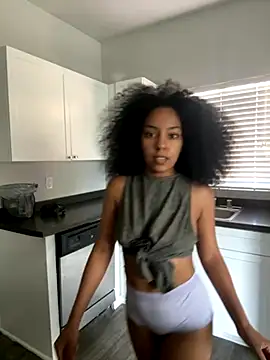 Snapshot of juicyyy323 chatting on September 19, 2025, 8:24 pm juicyyy323 online show from September 19, 2025, 8:24 pm