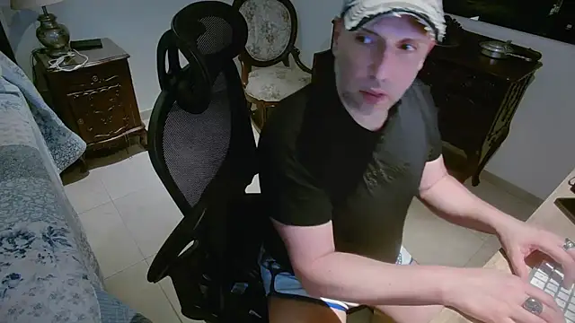 Snapshot of slzypvtpig chatting on February 16, 2026, 3:05 am slzypvtpig online show from February 16, 2026, 3:05 am