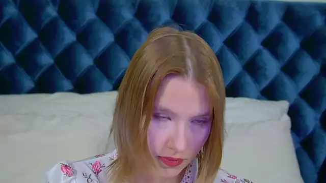 Snapshot of LiliLinn chatting on October 22, 2025, 4:12 am LiliLinn online show from October 22, 2025, 4:12 am