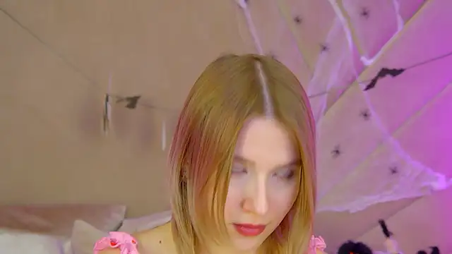 Snapshot of LiliLinn chatting on November 1, 2025, 5:36 am LiliLinn online show from November 1, 2025, 5:36 am