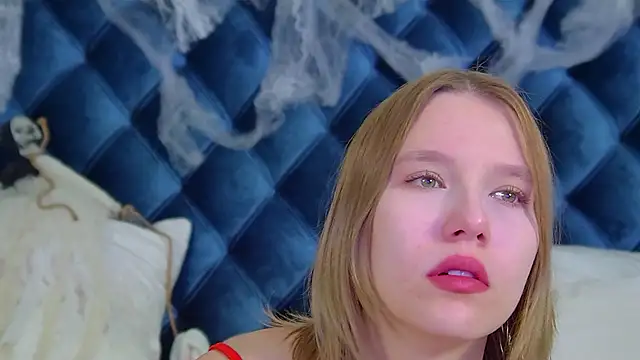 Snapshot of LiliLinn chatting on October 25, 2025, 4:11 am LiliLinn online show from October 25, 2025, 4:11 am