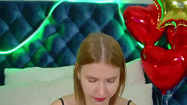 Snapshot of LiliLinn chatting on November 15, 2025, 5:00 am LiliLinn online show from November 15, 2025, 5:00 am