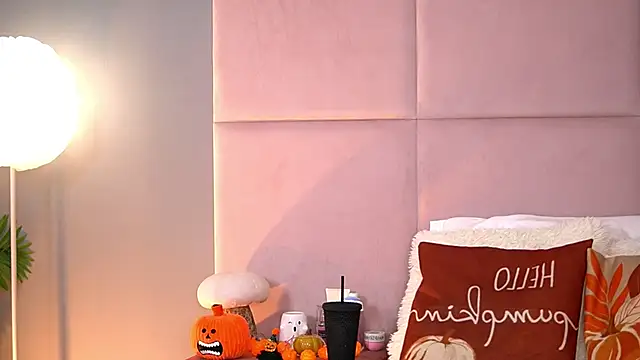 Snapshot of AlmaLuv chatting on November 14, 2025, 5:00 am AlmaLuv online show from November 14, 2025, 5:00 am