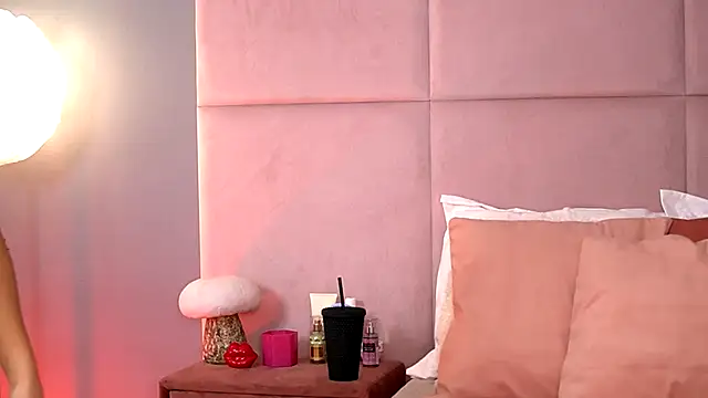 Snapshot of AlmaLuv chatting on December 2, 2025, 4:03 am AlmaLuv online show from December 2, 2025, 4:03 am