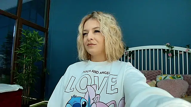 Snapshot of AlicePirs chatting on November 16, 2025, 5:12 am AlicePirs online show from November 16, 2025, 5:12 am