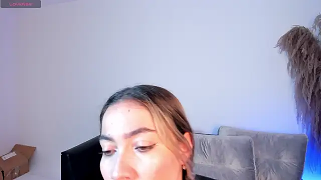 Snapshot of Alessia_Taylorr chatting on December 2, 2025, 11:45 am Alessia Taylorr online show from December 2, 2025, 11:45 am