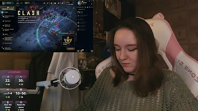 MoonlishSiren online show from April 13, 2026, 9:19 pm