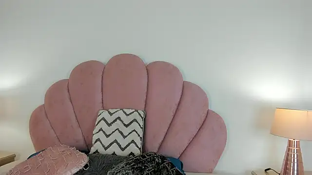 Nicole Paradise online show from November 24, 2025, 12:27 pm