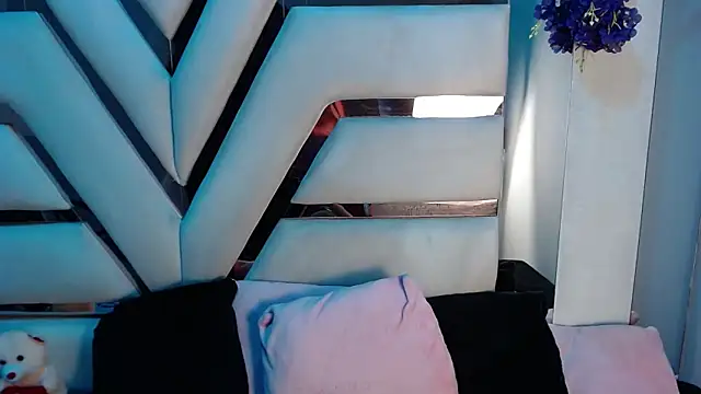 Aurora 18 online show from April 15, 2026, 2:54 pm