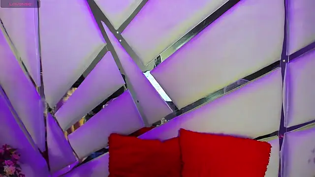 Snapshot of Aurora_18 chatting on November 14, 2025, 2:43 pm Aurora 18 online show from November 14, 2025, 2:43 pm